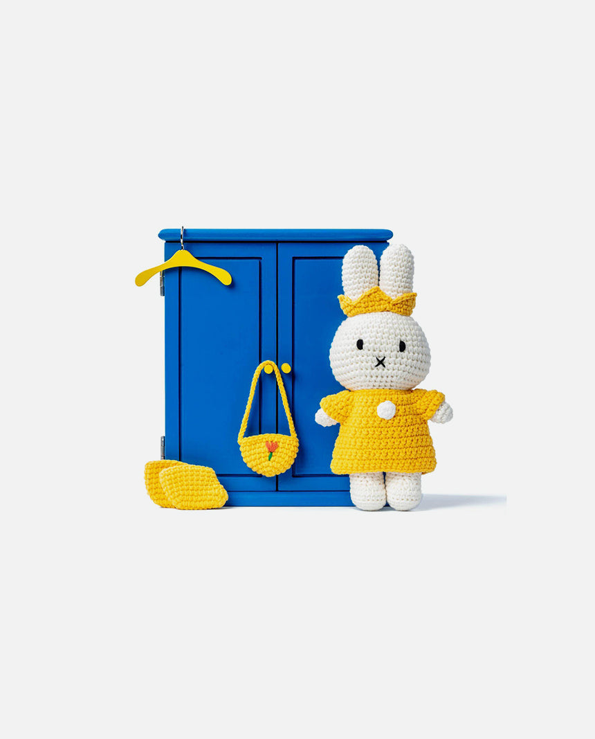 Wardrobe for Miffy with 4 hangers